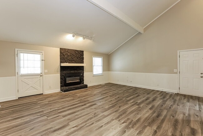 Building Photo - 1398 Lakeview Pkwy