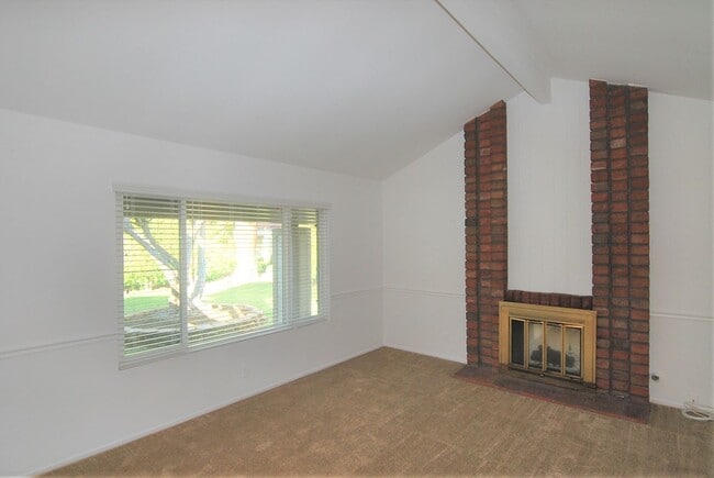 Foto del edificio - Spacious Cul De Sac House with Yard and Pool