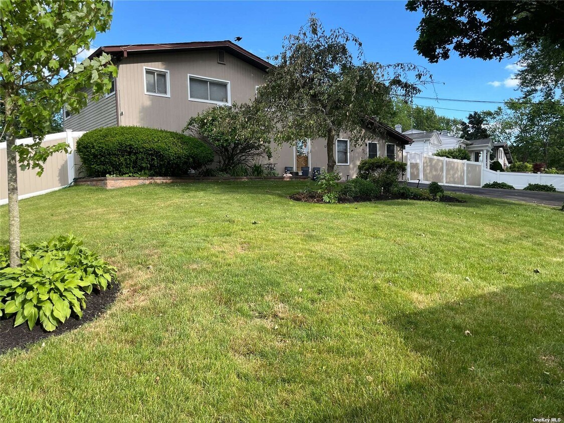 19 Vicksburg Dr, Holbrook, NY 11741 House Rental in Holbrook, NY