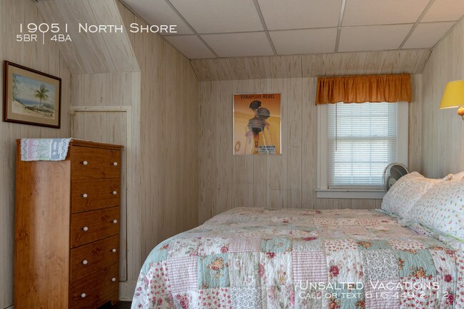 Building Photo - Adorable 5 BR cottage on Lake Michigan