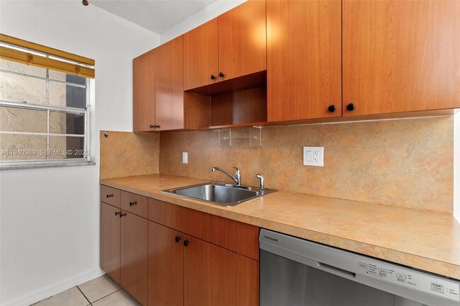 Foto del edificio - 4140 Woodside Dr