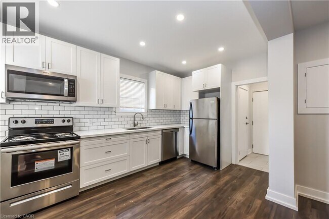 Photo du bâtiment - 78 Balmoral Ave N