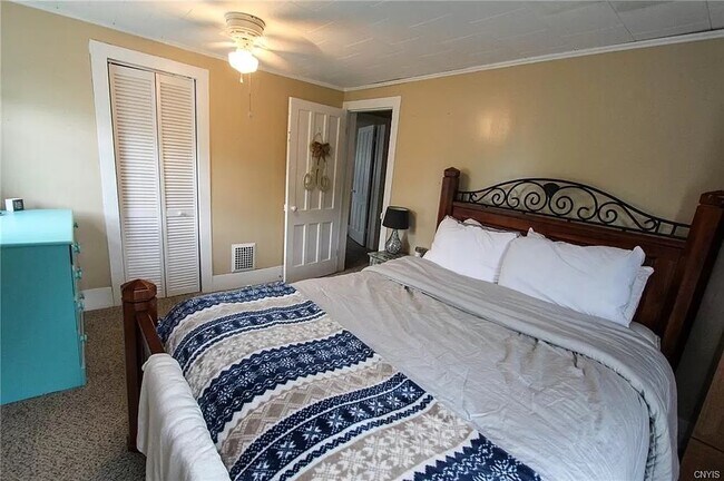 Bedroom 1 - 15 Mill St