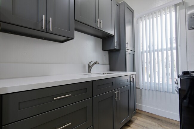 Foto del edificio - Newly Renovated Apartments
