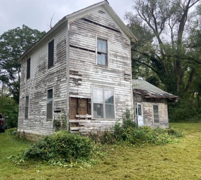 Building Photo - Historic Property! - $290 Month / $600 Down