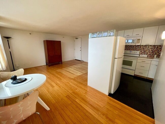 Building Photo - 1060 Kamehameha Hwy