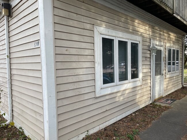 Building Photo - Nice and Spacious 1 Bedroom 1 Bath with Attached 1 Car Garage located in Wauconda!