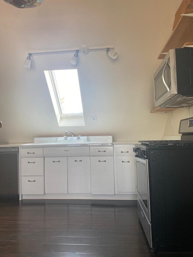 Modern Kitchen - 4532 S Francisco Ave