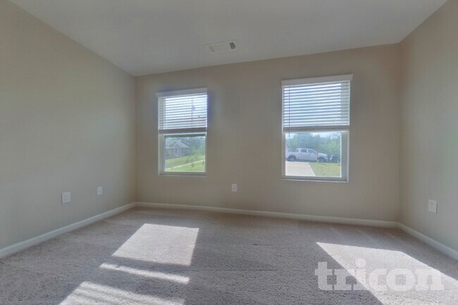 Foto del edificio - 561 Fairview Oak Pl