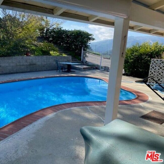 Foto del edificio - 9726 Tujunga Canyon Pl