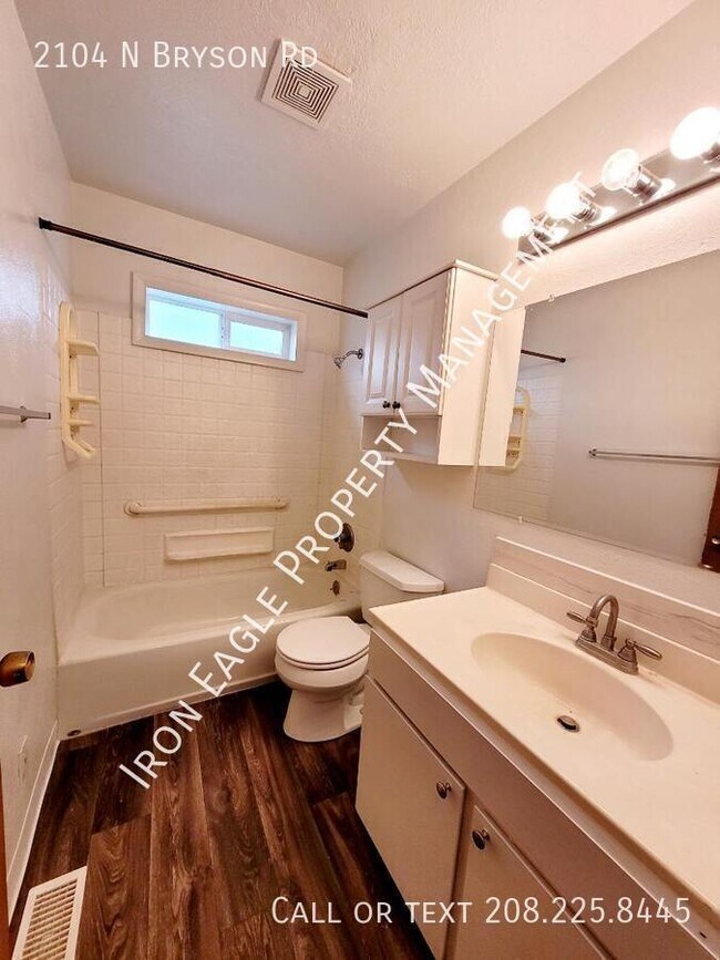 Foto del edificio - 2104 N Bryson Rd
