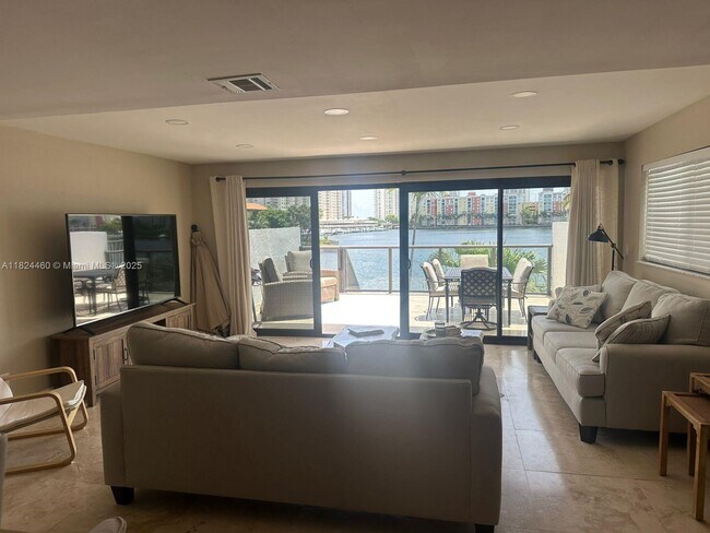 Foto del edificio - 4000 NE 168th St