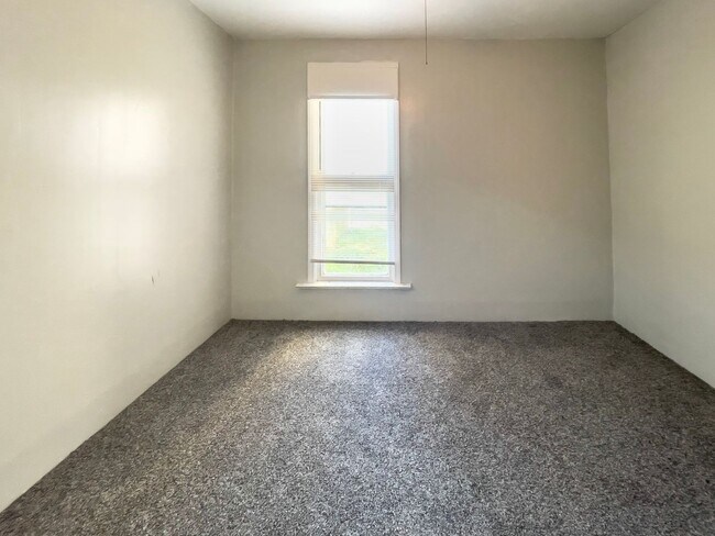 Foto del edificio - Downtown Home with fence and nice updates and clawfoot tub