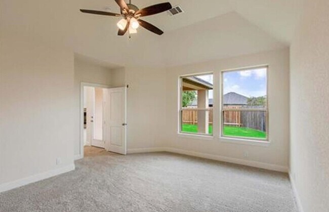 Foto del edificio - Beautiful Home 4BED/3BATH house for lease, located down the street from the Historic Gruene