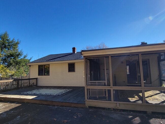 Building Photo - 8 Pine Tree Dr