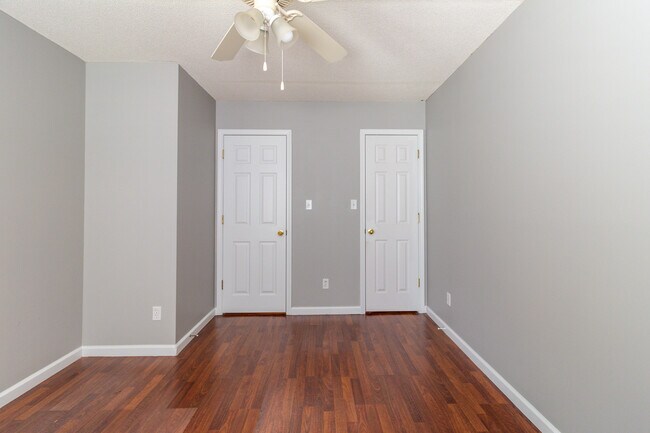 Foto del edificio - 913 Hazelbrook Way