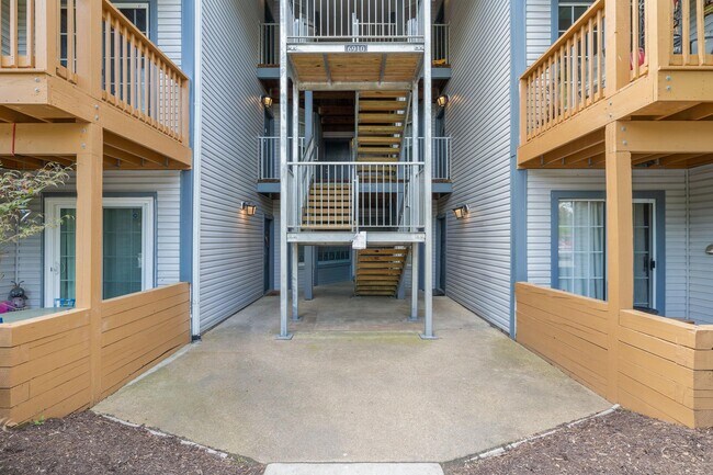 Building Photo - 6910 Victoria Dr