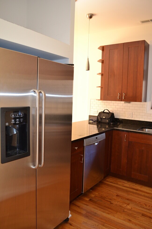 Foto del edificio - Gorgeous 2bd/2bth Excellent location on Bo...