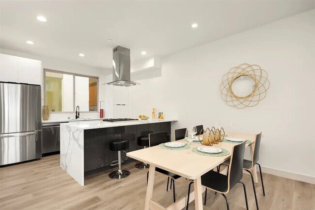 Foto del edificio - Ballard Townhome