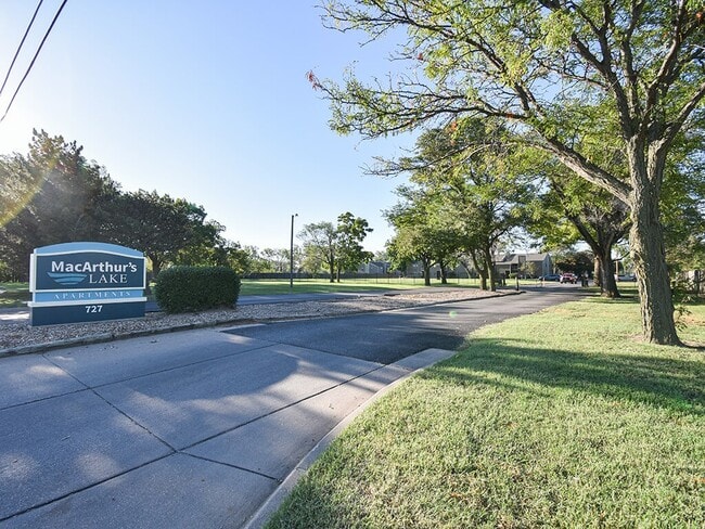 Entrada arbolada - MacArthurs Lake Apartments