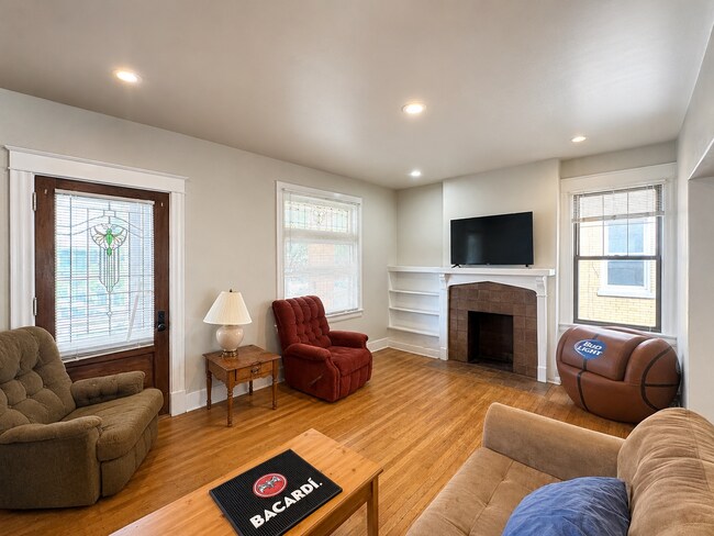 Building Photo - 6 Bed/2 Bath Mins. from UC Campus $600/pp ($3,600/mo)!
