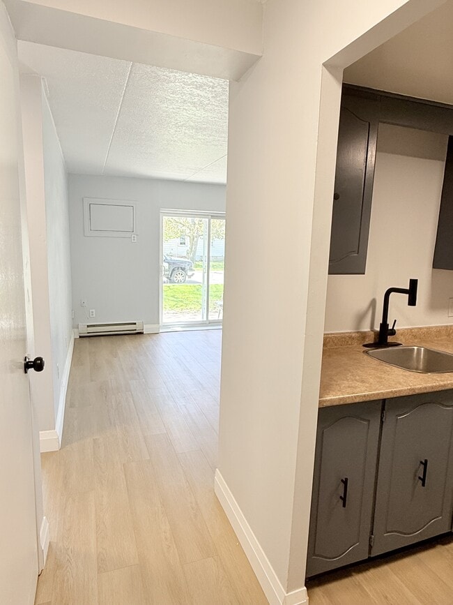 Building Photo - 4 Dufferin St