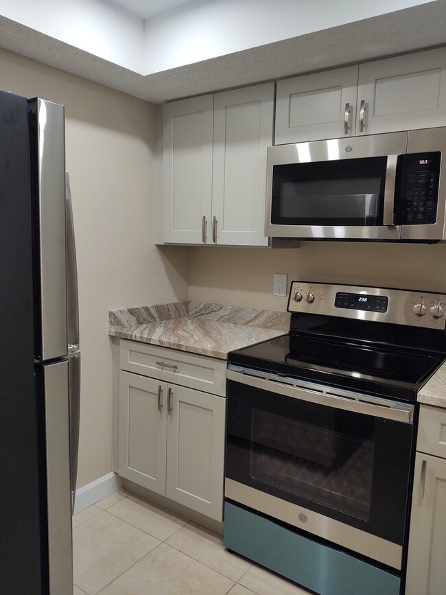 Stainless steel appliances - 1524 SE Royal Green Cir