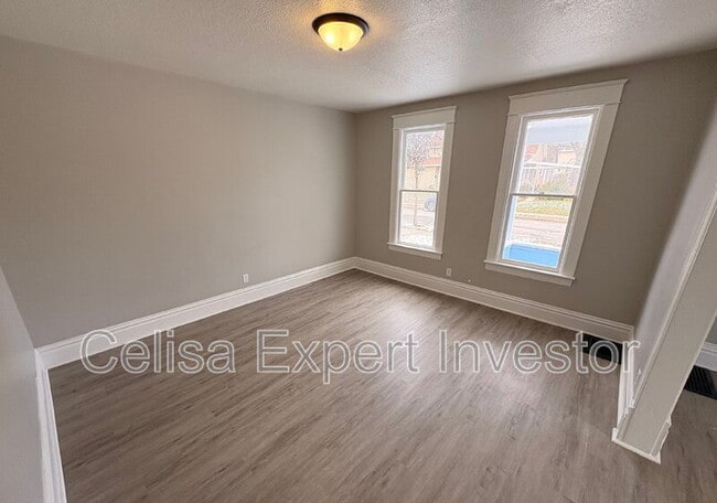 Building Photo - 425 Greenlawn Ave