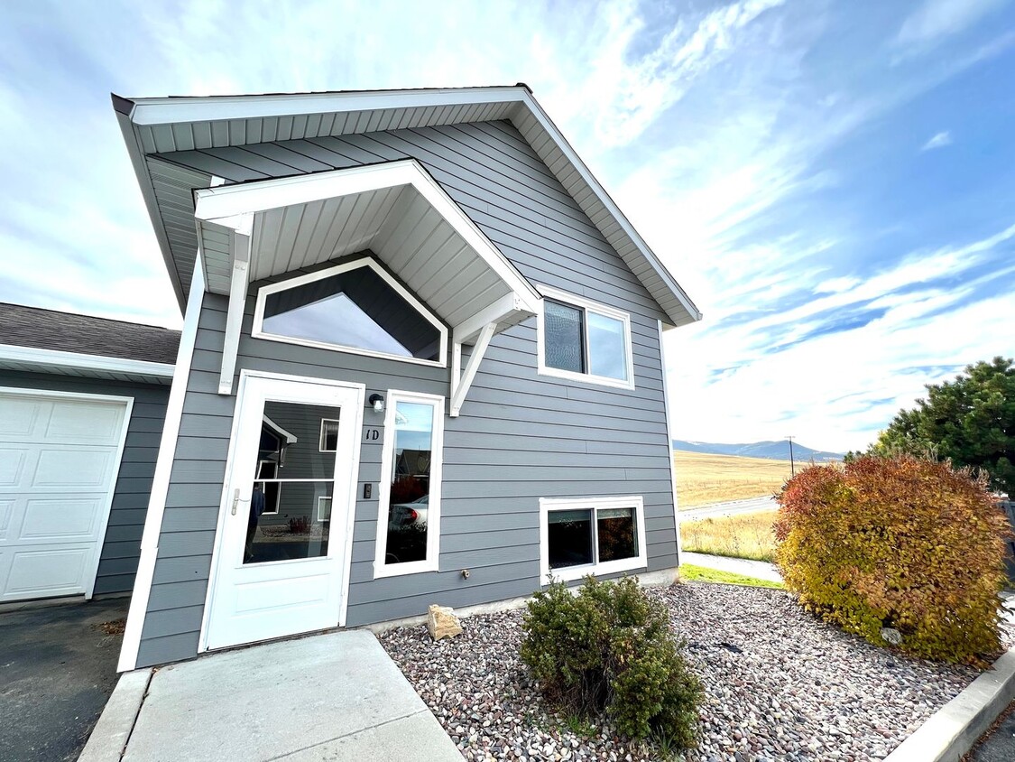 Primary Photo - 2 Bed 1.5 Bath Town House W/ Attached Garage!
