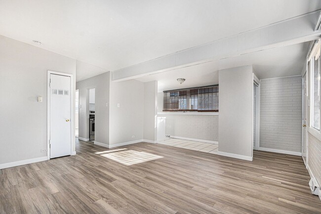 Foto del edificio - Newly Renovated 2Bed/1Bath Duplex in Park Hill
