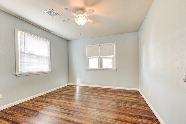 Building Photo - 718 Highland Pkwy