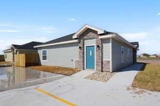 Building Photo - 2328 S Vly Cir