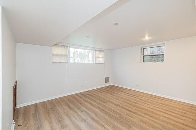 Foto del edificio - 7530 N Oakley Ave