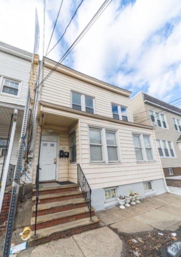 Primary Photo - 586 N 11th St