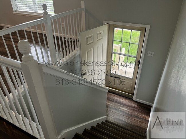 Building Photo - Northland Split Level All Electric!