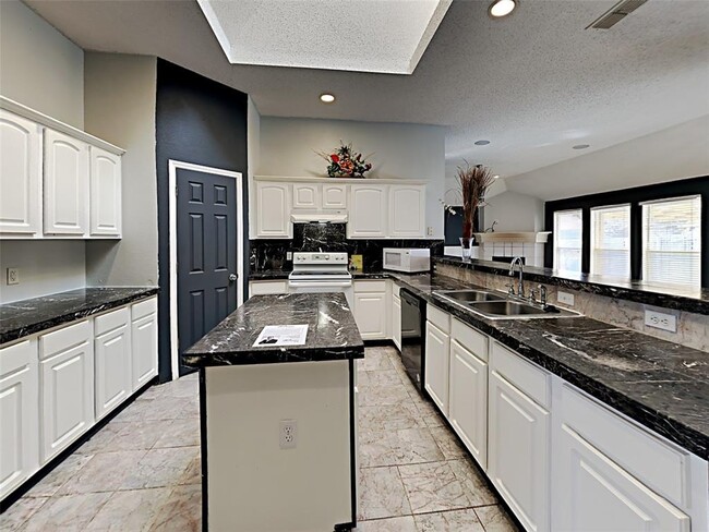 Building Photo - 7911 Clear Fork Trail