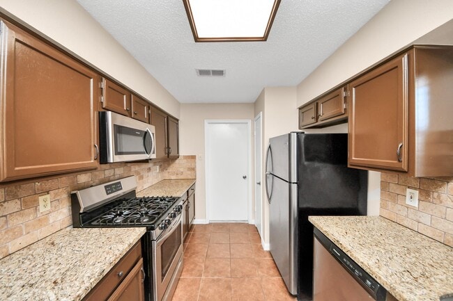 Building Photo - 2102 Rolling Glen Dr