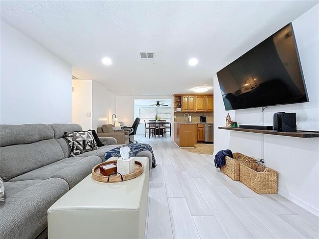 Foto del edificio - 2107 Harrison Dr