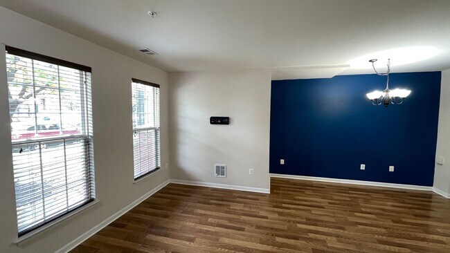 Foto del edificio - Two level condo in Woodbridge