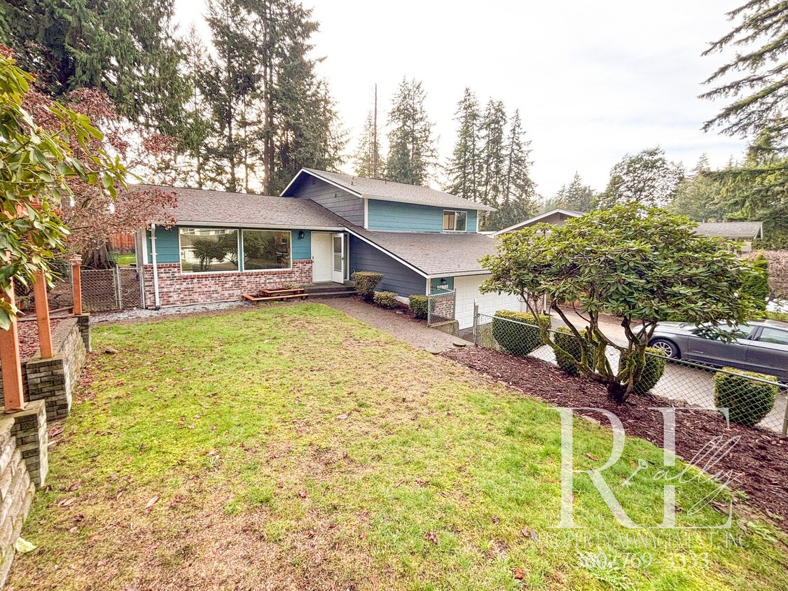 Foto principal - Spacious Tri-Level Home with Modern Update...