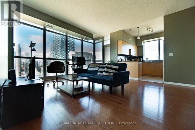 Building Photo - 18 Yonge St