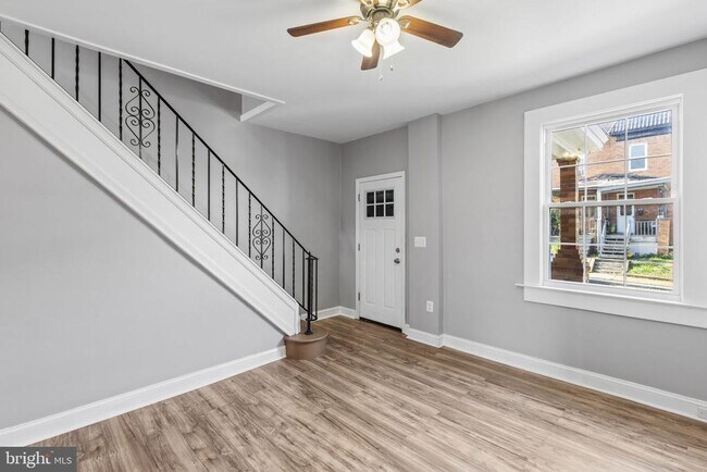 Building Photo - 625 Savage St