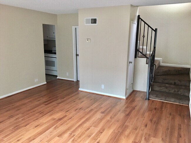 Building Photo - Great 2 bed, 1.5 Bath Condo with Garage in...