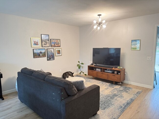 Building Photo - Spacious 4 bedroom condo backs to Westwood...