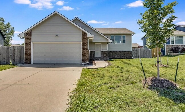 Building Photo - RECENTLY REDUCED! Stunning 5 Bed 3 Bath!