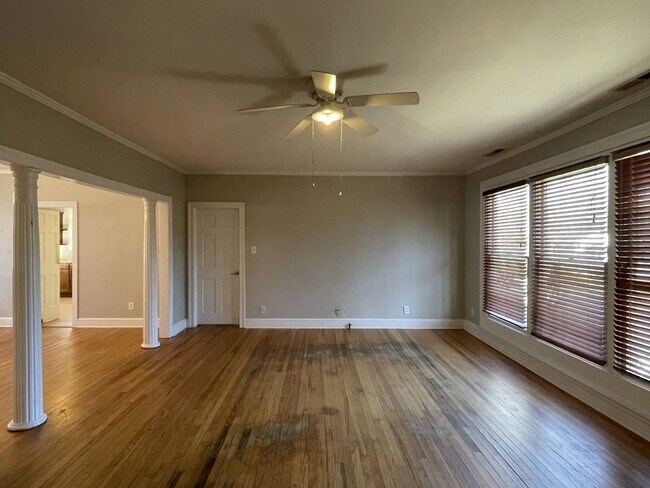 Building Photo - Beautiful Two Bedroom Apartment on Ridge Ave.