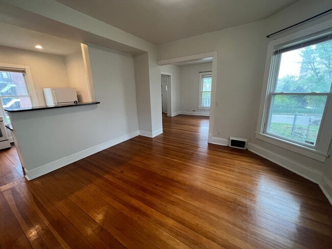 Foto del edificio - 3 BR House available in June