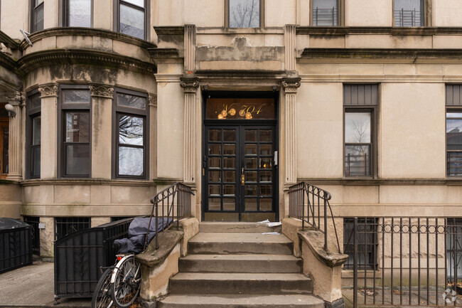 Entrada - 702-704 Eighth Ave