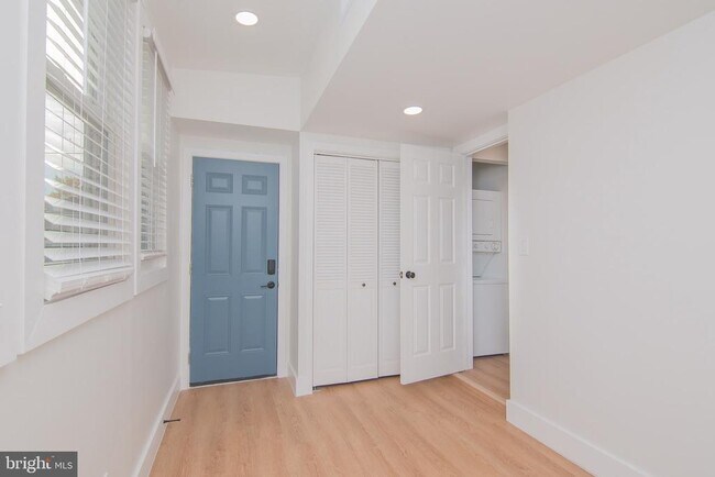 Foto del edificio - 1629 West Virginia Ave NE