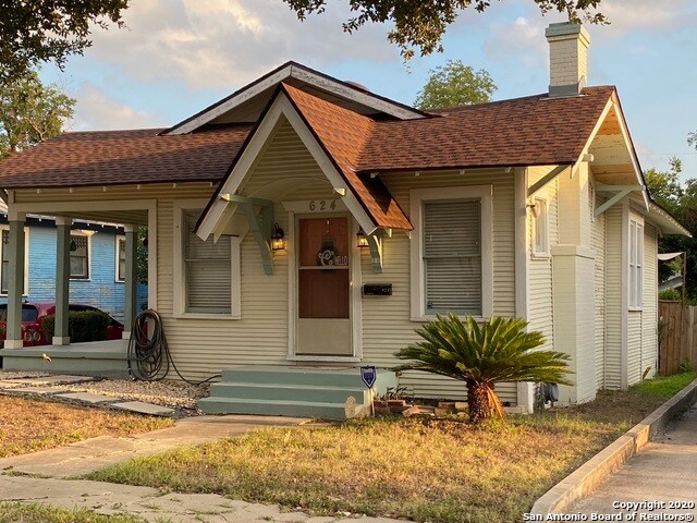 Building Photo - 624 W Agarita Ave